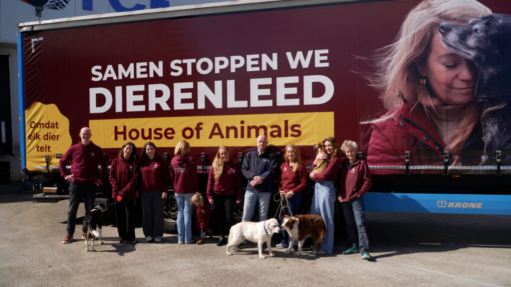 House of Animals bij FCE Transport in Harderwijk, met eigenaar Leon Rodenburg in het donkere shirt. Het werk van House of Animals zal zichtbaar zijn in heel Europa | Foto: ©House of Animals