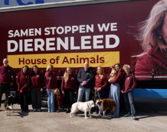 House of Animals bij FCE Transport in Harderwijk, met eigenaar Leon Rodenburg in het donkere shirt  | Foto: ©House of Animals